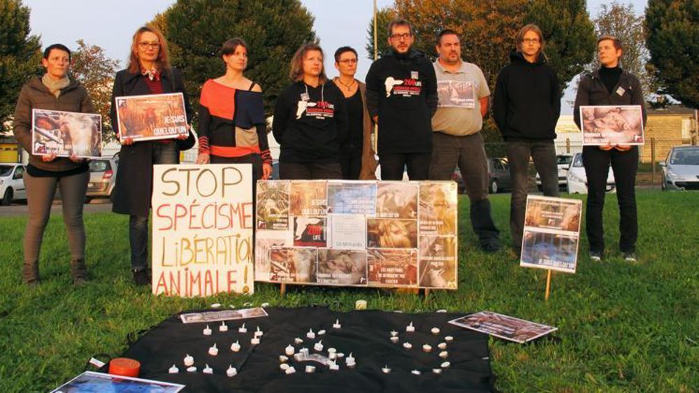 Devant l’abattoir de Villers-Bocage (Calvados), le 26 septembre 2017 en fin de journée, une trentaine de membres du mouvement 269 Life Libération animale participent à la « Nuit debout devant les abattoirs ». © Claire Hue/GFA
