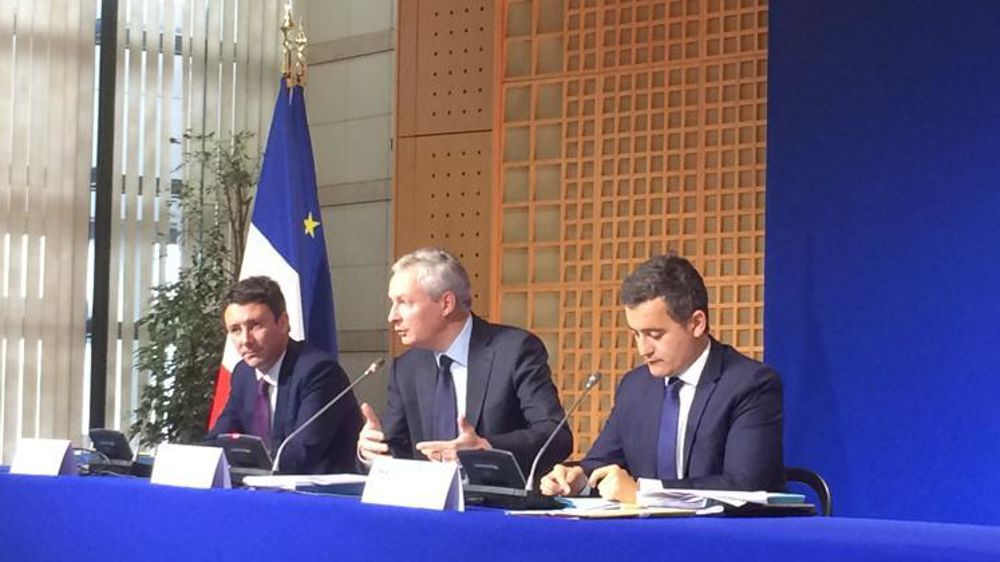 De gauche à droite : Benjamin Griveaux, secrétaire d’État auprès du ministre de l’Économie et des Finances, Bruno Le Maire, ministre de l’Économie et des Finances, et Gérald Darmanin, ministre de l’Action et des Comptes publics, lors de la présentation du projet de loi de finances pour 2018 le 27 septembre 2017 à Bercy. © M. Salset/GFA