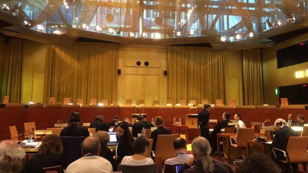 Salle d’audience de la Cour de justice de l’Union européenne avant l’arrivée des quinze juges et de l’avocat général, le 3 octobre 2017 à Luxembourg. © I. Escoffier/GFA