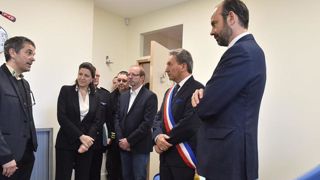 Agnès Buzyn et Édouard Philippe en déplacement à Châlus. © Twitter/Ministère de la Santé Agnès Buzyn et Édouard Philippe en déplacement à Châlus. © Twitter/Ministère de la Santé
