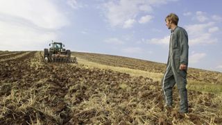 Sont éligibles au paiement en faveur des jeunes agriculteurs ceux justifiant d’un diplôme de niveau IV ou d’une qualification équivalente, à la date de l’introduction de leur demande d’aide relative à ce paiement. © Claudius Thiriet Sont éligibles au paiement en faveur des jeunes agriculteurs ceux justifiant d’un diplôme de niveau IV ou d’une qualification équivalente, à la date de l’introduction de leur demande d’aide relative à ce paiement. © Claudius Thiriet