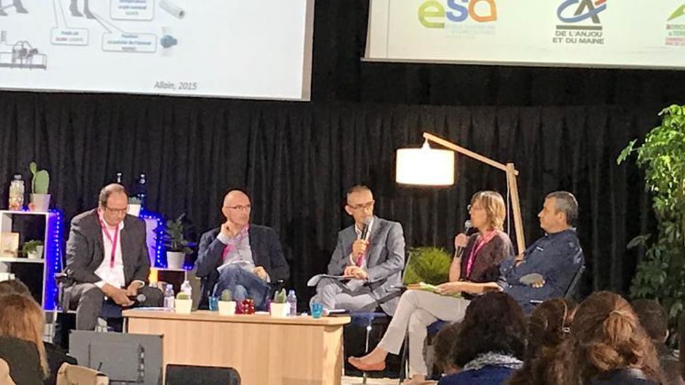De gauche à droite : Freddy Bodin (FNEDT Pays de la Loire), Vincent Guérin (historien), Janick Huet (chambre d’agriculture des Pays de la Loire), Nathalie Hostiou (chercheuse à l’Inra), et Philippe Retière (maraîcher). Photo : C. Le Gall/GFA