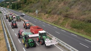 Opération escargot organisée par la FDSEA71 et les JA sur la voie express entre Cluny et Mâcon. @FDSEA71 Opération escargot organisée par la FDSEA71 et les JA sur la voie express entre Cluny et Mâcon. @FDSEA71