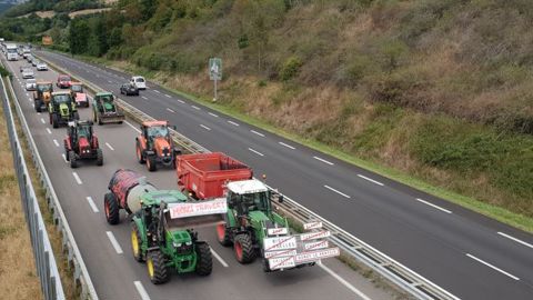 Opération escargot organisée par la FDSEA71 et les JA sur la voie express entre Cluny et Mâcon. @FDSEA71