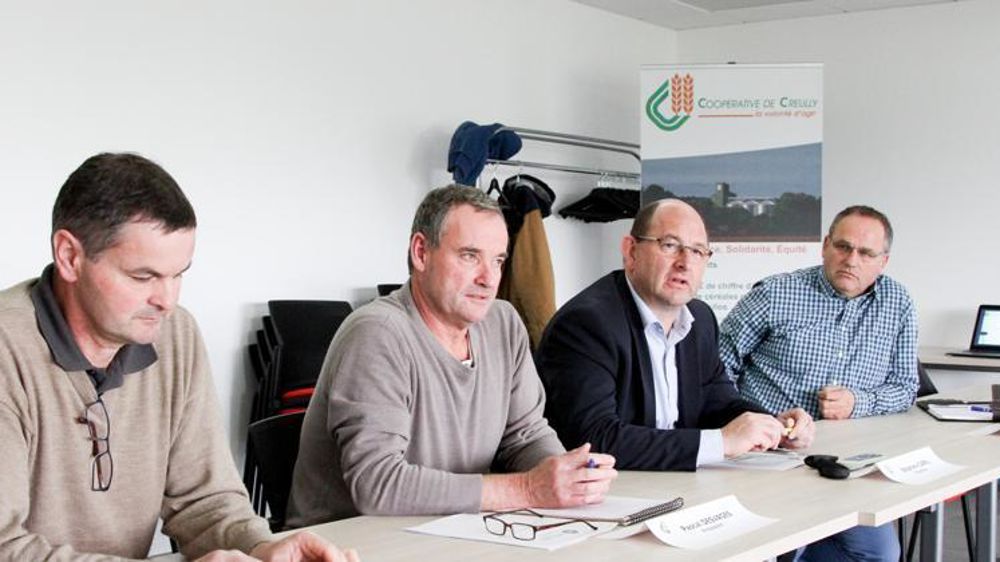 Adhérent historique de la coopérative, et en cours de conversion, Gilles Heawlyn (à gauche) se félicite de voir se concrétiser un projet bio. À côté de lui, de gauche à droite, Pascal Desvages, président de la coopérative de Creully, Stéphane Carel, directeur, et Antoine Jeanne, de la société d’agrofournitures Bio Agronat le 14 novembre 2017. © A. Dufumier