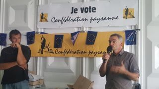 Laurent Pinatel (à droite), porte-parole national de la Confédération paysanne, en compagnie des têtes de liste départementale. © A. Richard Laurent Pinatel (à droite), porte-parole national de la Confédération paysanne, en compagnie des têtes de liste départementale. © A. Richard