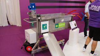 Le Smart’Care positionne le porcelet à hauteur de l’éleveur pour lui éviter de se courber lors des vaccinations. © L. Coassin/GFA Le Smart’Care positionne le porcelet à hauteur de l’éleveur pour lui éviter de se courber lors des vaccinations. © L. Coassin/GFA