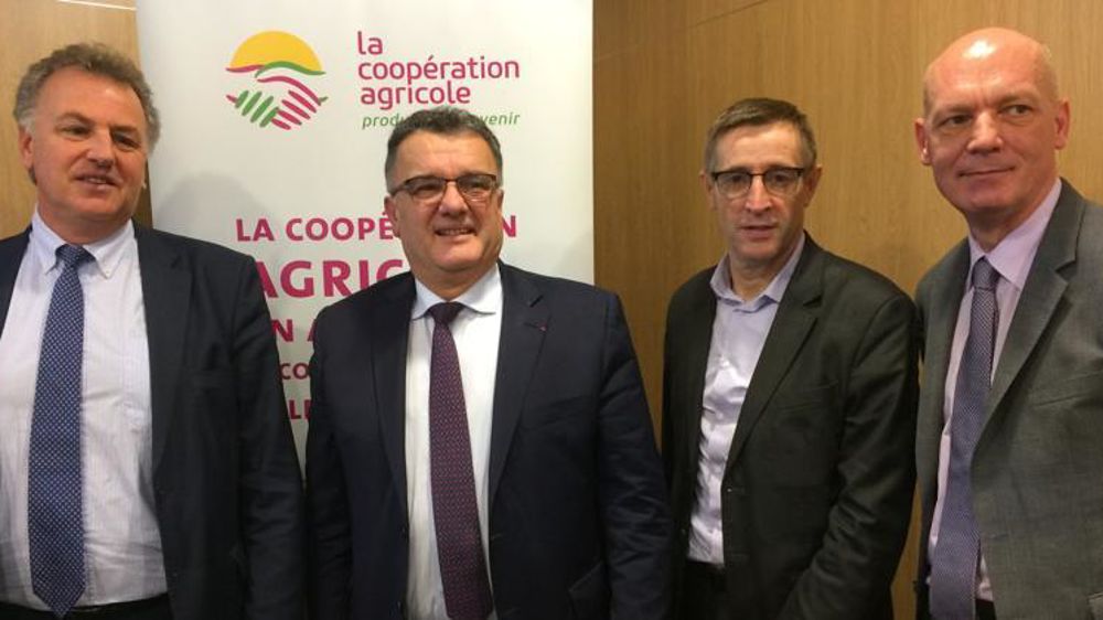 Dominique Chargé, président de la FNCL (le deuxième en partant de la droite), entouré de l’équipe dirigeante de Coop de France, le 14 décembre 2017. À sa droite : Michel Prugue, président de Coop de France. © A. Cardinaux/GFA