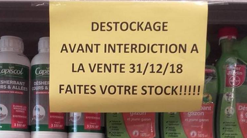 L’affichette, qui incite à stocker du Roundup, a déclenché un tollé sur les réseaux sociaux. Capture d’écran – Régis Delanoë/Twitter