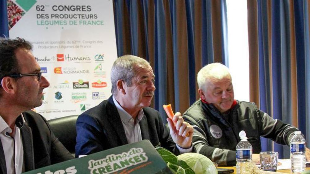« Notre engagement pour l’environnement nécessite du temps et des moyens de recherche », martelait Jacques Rouchaussé (au centre de la photo), président de Légumes de France, mercredi 14 novembre au Mont-Saint-Michel, lors de l’ouverture du 62e congrès de son organisation. À droite, Sébastien Amand, président de la FDSEA de la Manche, à gauche, Jean-Luc Leblond, président de la section des légumes de la FDSEA de la Manche. © A. Dufumier