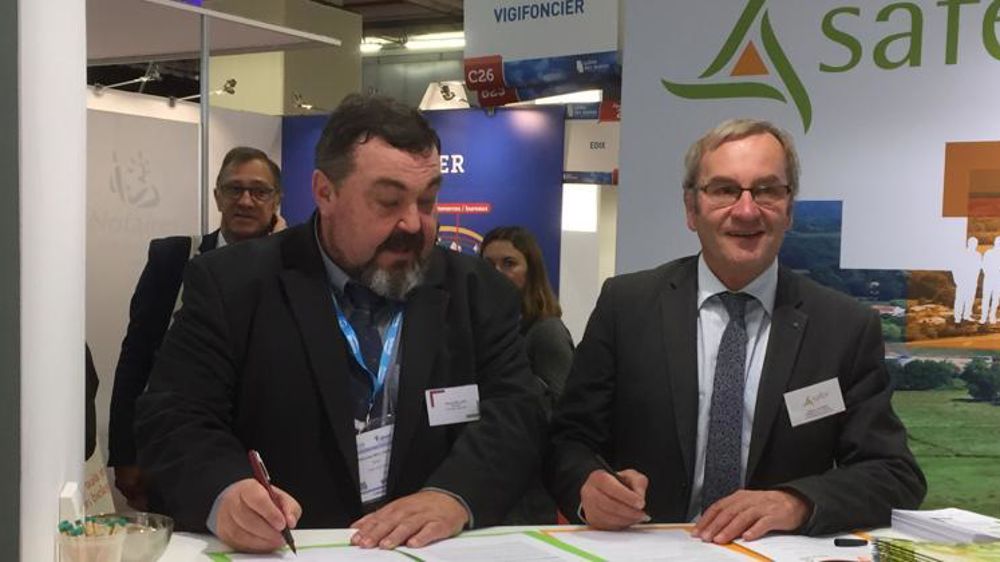 Emmanuel Hyest (à droite) et Alphonse Bellonte ont signé le 21 novembre 2018 dans le cadre du Salon des maires à Paris, une « convention-cadre visant à décliner de manière opérationnelle » le partenariat entre les Safer les EPFL, établissements publics fonciers locaux. © A. Marcotte/GFA