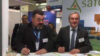 Emmanuel Hyest (à droite) et Alphonse Bellonte ont signé le 21 novembre 2018 dans le cadre du Salon des maires à Paris, une « convention-cadre visant à décliner de manière opérationnelle » le partenariat entre les Safer les EPFL, établissements publics fonciers locaux. © A. Marcotte/GFA Emmanuel Hyest (à droite) et Alphonse Bellonte ont signé le 21 novembre 2018 dans le cadre du Salon des maires à Paris, une « convention-cadre visant à décliner de manière opérationnelle » le partenariat entre les Safer les EPFL, établissements publics fonciers locaux. © A. Marcotte/GFA