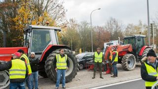 Manifestation d’agriculteurs en gilets jaunes, à Confolens, en Charente. © Jean-Michel Nossant Manifestation d’agriculteurs en gilets jaunes, à Confolens, en Charente. © Jean-Michel Nossant