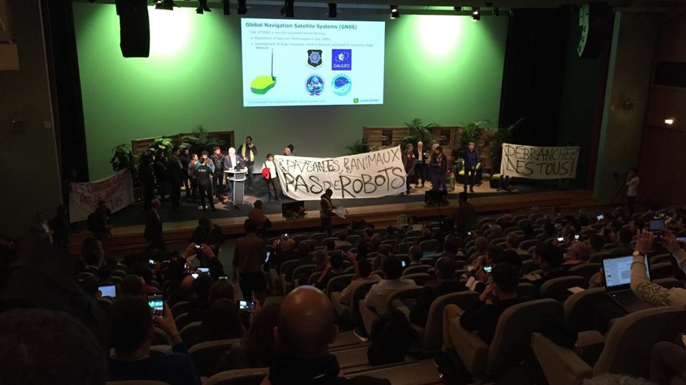 « Des paysans, des animaux, pas de robots et débranchez-les tous ! » Les manifestants ont affiché leurs craintes et leurs revendications face à un auditoire international peu habitué à ce mode de protestation. © L. Coassin/GFA
