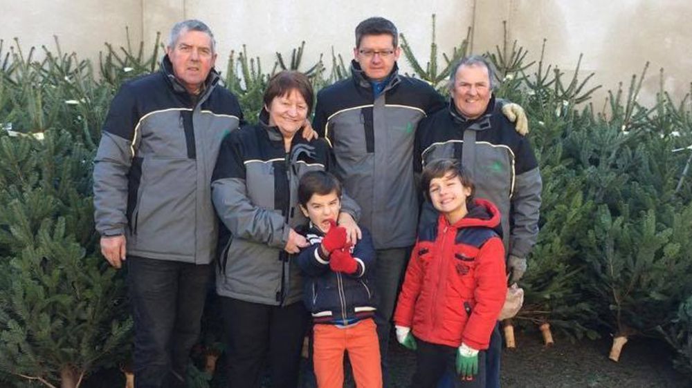 De gauche à droite : Alain Claux, Monique, Olivier et ses deux enfants, ainsi que Jean-Marie, le salarié de l’exploitation. © DR