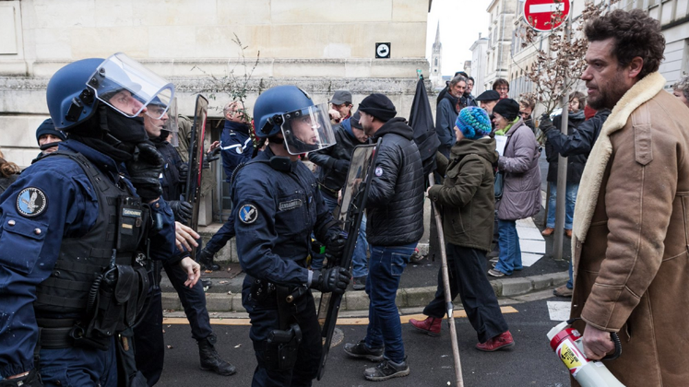 Une quarantaine de militants a tenté d’empêcher sans succès la signature du protocole d’accord des Bassines des Deux-Sèvres. © Twitter/Fabien Paillot