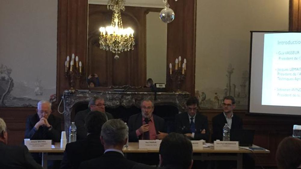 La conférence de lancement de la SAS Api-Agro. De gauche à droite : Jacques Mathieu (directeur général d’Arvalis), Jacques Lemaitre (président de l’Acta), Guy Vasseur (président des Chambres d’agriculture), Sébastien Windsor (président de la SAS Api-Agro et de Terres Inovia) et Théo-Paul Hazebrouck (chargé de mission SAS APi-Agro). © C.Le Gall/GFA