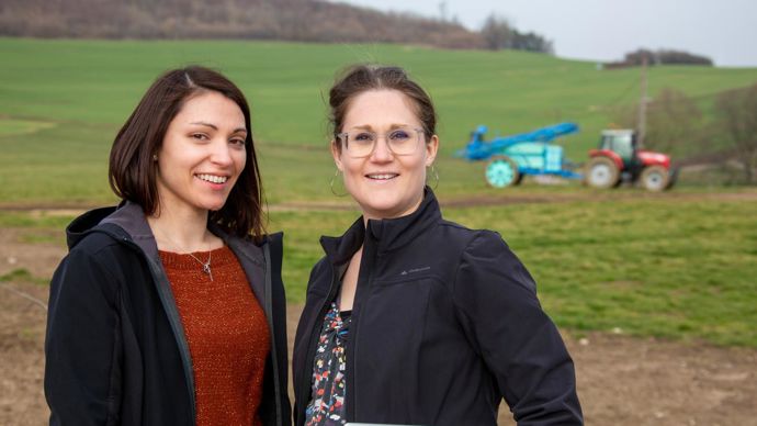 Lucie Schrecklinger (à g.) et Mathilde Botter proposent notamment des prestations autour de la Pac, de la HVE, et bientôt du conseil stratégique phytosanitaire.