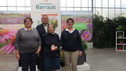 Véronique et Claire (à g. et à d.) ont succédé, en 2014, comme co-gérantes à leur parents Michel et Danielle (au centre) qui avaient eux-mêmes repris en 1978 l’entreprise aux parents de Michel Barrault. Véronique et Claire (à g. et à d.) ont succédé, en 2014, comme co-gérantes à leur parents Michel et Danielle (au centre) qui avaient eux-mêmes repris en 1978 l’entreprise aux parents de Michel Barrault.