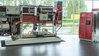 Le premier robot Lely a été installé en secret sur un élevage néerlandais en 1992. Le premier robot Lely a été installé en secret sur un élevage néerlandais en 1992.
