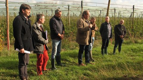 Plusieurs organisations syndicales représentant des producteurs de fruits et légumes déposent une plainte contre Julien Bayou pour incitation à la désobéissance civile. Plusieurs organisations syndicales représentant des producteurs de fruits et légumes déposent une plainte contre Julien Bayou pour incitation à la désobéissance civile.