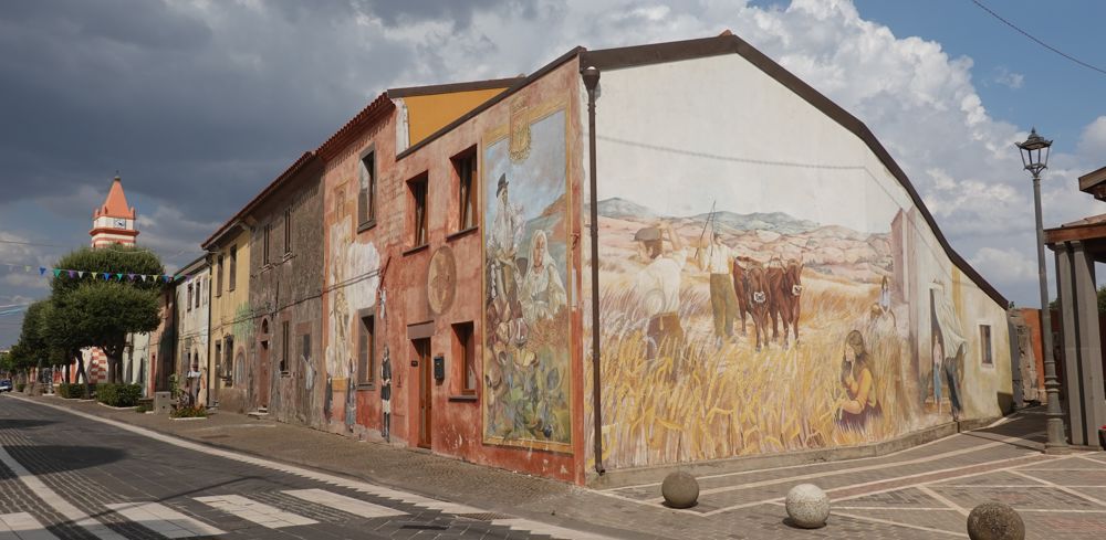 Les fresques murales de Tinnura mettent en lumière les traditions rurales de la Sardaigne.