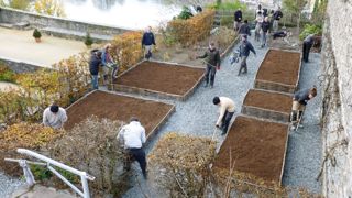 Les adultes en formation continue de BP « aménagements paysagers » ont réalisé une chaîne humaine pour acheminer les 290 sacs d'ardoise et les 3 m3 de terreau nécessaires à la rénovation du jardin potager du château d'Angers (49).PHOTO : CFPPA LE FRESNE