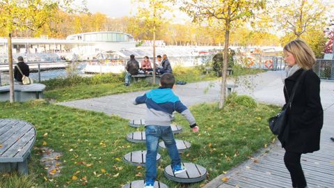 À l'heure où chacun a tendance à s'isoler derrière un écran, le besoin de convivialité s'exprime paradoxalement de plus en plus dans les espaces verts ou les pointsde vente dédiés au secteur du jardin.