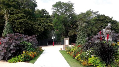 Parvis de l'entrée du parc Terra Botanica à Angers (49) en août 2018. Les compositions doivent attirer l'attention des visiteurs.. PHOTO  TERRA BOTANICA