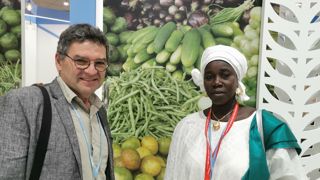 Thierry Desvaux, à la Cop 27, en compagnie de Maimouna Diouf (Sénégal), représentante de l’Unafres (Union nationale des femmes restauratrices), une association qui valorise les produits agricoles locaux. Thierry Desvaux, à la Cop 27, en compagnie de Maimouna Diouf (Sénégal), représentante de l’Unafres (Union nationale des femmes restauratrices), une association qui valorise les produits agricoles locaux.
