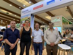 Mercredi au Space de Rennes, de gauche à droite, Romain Fabie, président de l’APL Rodez, Delphine Macé, présidente de l’APLBL, Claude Bonnet, président de l’Unell et Yohann Serreau, vice-président. L’Unell rassemble 4 400 livreurs de Lactalis et 2,2 milliards de litres de lait. c.hue Mercredi au Space de Rennes, de gauche à droite, Romain Fabie, président de l’APL Rodez, Delphine Macé, présidente de l’APLBL, Claude Bonnet, président de l’Unell et Yohann Serreau, vice-président. L’Unell rassemble 4 400 livreurs de Lactalis et 2,2 milliards de litres de lait. c.hue