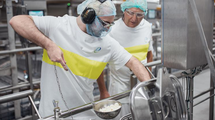 La fromagerie d’Agrial à Luçon a été reconstruite après l’incendie de février 2020, et ses capacités de production de mozzarella ont été accrues de 50 % pour passer à 24 000 t de potentiel de production annuel. © AGRIAL