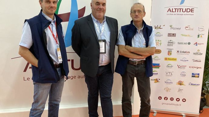Benoit Julhes, éleveur vice-président d’Altitude responsable du dossier Innovation, Didier Boussaroque, président d’Altitude, et Laurent Laraillet, animateur du pôle et vétérinaire-conseil du groupe, le 6 octobre au Sommet de l’élevage. © M. ROQUE MARMEYS