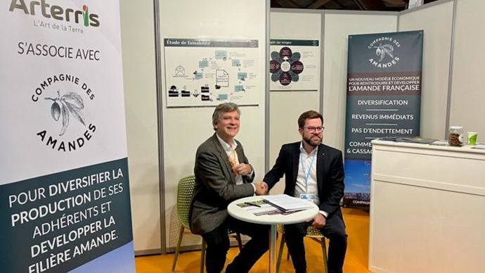 Arnaud Montebourg, président de la Compagnie des amandes, et Jacques Groison, directeur du pôle agricole d’Arterris, ont présenté l’accord passé entre leurs deux structures, lors du salon Med’Agri d’Avignon, le 18 octobre.