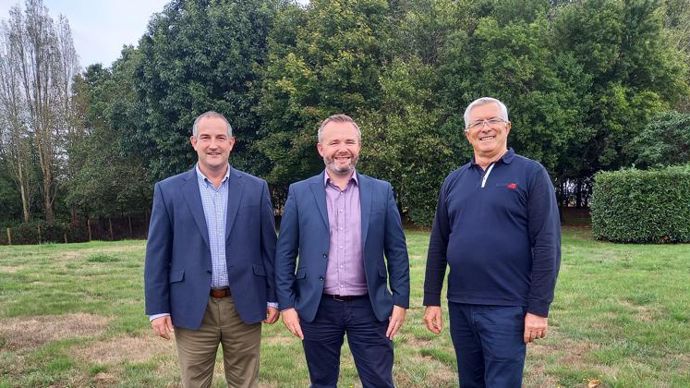 David O’Mahony (au centre) dirige l’entreprise familiale, dont Will Ridgwell (à g.) est directeur commercial. Ils sont épaulés par Gilles Dartois, consultant. © M. COISNE