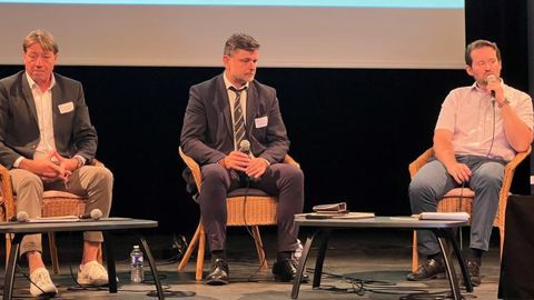 De gauche à droite : Olivier Gouin, coordinateur régional Ouest du réseau des référents cybermenaces, Amaury Le Néel, chef des divisions opérationnelles à la direction interrégionale de la police judiciaire de Rennes, Christian Cévaër, délégué à la sécurité numérique pour la région Bretagne de l’ANSSI, lors du O’Congrès de Tecaliman, le 12 septembre, à Pont-Péant (Ille-et-Vilaine). © Y. BOLOH