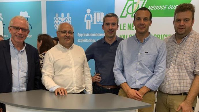 Sur le stand de Négoce Ouest au Space, Denis Pelé, son président (à g.), et Vincent Bernard, son délégué régional (à dr.), en compagnie de trois dirigeants de négoces (de g. à dr.), Éric Bara (Hautbois), Arthur Moisdon (Moisdon) et Guillaume Jégouzo (Jégouzo). © H. LAURANDEL.