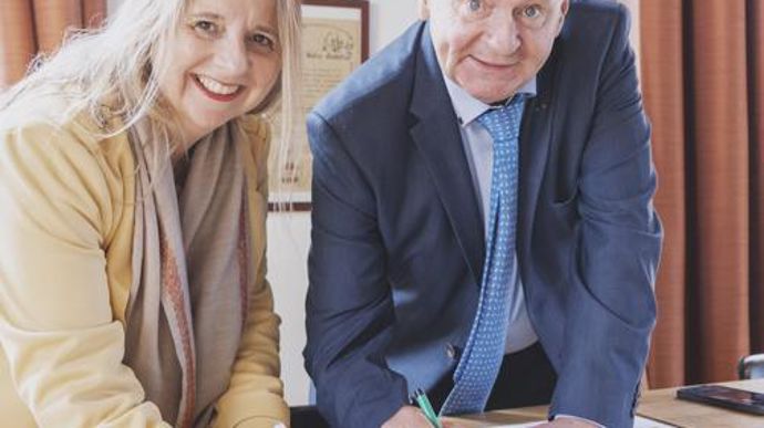 Valérie Frapier, directrice RSE du groupe Vivescia, et Bruno Forget, président de l’UCIA, ont signé une convention de mécénat de compétences RSE pour proposer un évènement plus écoresponsable dès 2023.