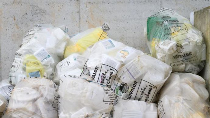 Comme toute filière de collecte et de recyclage d’emballages, cette nouvelle filière en alimentation animale se base sur l’écocontribution intégrée dans le prix de vente et reversée à Adivalor. © J.-M. NOSSANT