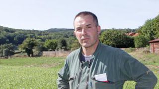 Silos. Chez Fabrice Gauthier, à Mazille, en Saône-et-Loire, l’un des deux silos d’herbe prévus pour cet hiver a déjà été consommé cet été par les 80 prim’holsteins. 12 ha de sorgho multicoupe ont pu être implantés en août dans de bonnes conditions. Ils doivent être ensilés fin septembre pour les génisses. a.b. Silos. Chez Fabrice Gauthier, à Mazille, en Saône-et-Loire, l’un des deux silos d’herbe prévus pour cet hiver a déjà été consommé cet été par les 80 prim’holsteins. 12 ha de sorgho multicoupe ont pu être implantés en août dans de bonnes conditions. Ils doivent être ensilés fin septembre pour les génisses. a.b.