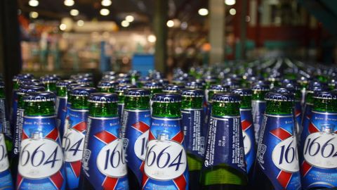 En janvier 2023, sortira la première bière 1664 produite avec 20 % de malt responsable tracé. En 2026, 100 % du malt sera issu de cette filière.