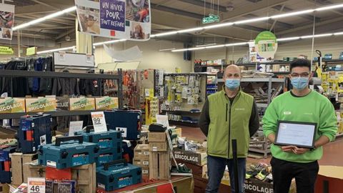 Les huit étudiants de la première promotion de conseillers vendeurs de Terres du Sud ont reçu leur diplôme individuellement, Covid oblige. © TERRES DU SUD