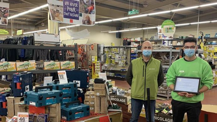 Les huit étudiants de la première promotion de conseillers vendeurs de Terres du Sud ont reçu leur diplôme individuellement, Covid oblige. © TERRES DU SUD