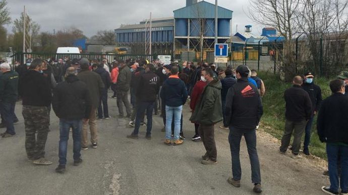 À Caussade (Tarn-et-Garonne), le 25 mars, 150 producteurs multiplicateurs de semences de neuf départements d’Occitanie ont fait acte de présence devant les locaux de Caussade semences Group, pour demander à être entendus.