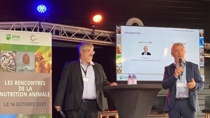 Pour la première fois, les deux syndicats, le Snia et La Coopération agricole Nutrition animale, organisaient ensemble les rencontres de la nutrition animale, le 14 octobre. Ici, leurs présidents respectifs, François Cholat (à g.) et Jean-Luc Cade. © Y. BOLOH