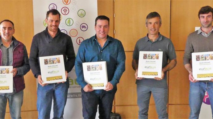 Guillaume Saintignan (à g.), Clément Noilhan, Jonathan Lalondrelle, Philippe Maisonnave et Simon Pellausy, stagiaires pour devenir administrateurs du groupe Euralis, se sont vu remettre un book d’accueil. © EURALIS