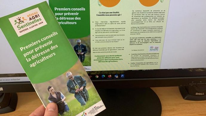 Le document liste notamment les signaux de détresse qui doivent vous alerter et rappelle déjà qu’en cas d’extrême urgence, il faut appeler Agri’écoute au 09 69 39 19 ou le 112.