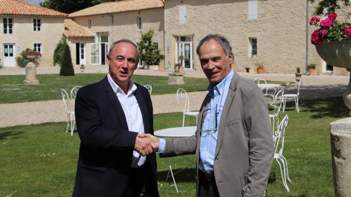 Le contrat de reprise du Lely Center de Granzay-Gript a été signé fin avril par Thierry Lafaye, directeur de la coopérative Océalia (à g.), et Patrick Delafraye, propriétaire de la SAS Agriculture et Robotique du Poitou.