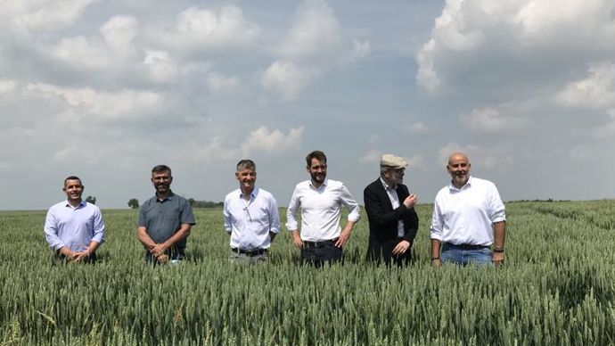 De g. à dr., les mécènes de la chaire Bio4Solutions : Gautier Lerond, directeur du pôle agricole de Lorca, Dominique Jacques, agriculteur et administrateur Lorca, Jean-Marc Petat, directeur agriculture durable BASF France, Ronan Kempf, directeur marketing et développement d’Agrauxine, Frédéric Bourgaud, directeur recherche et innovation Plant Advanced Technologies, et le titulaire de la chaire, Alain Hehn, professeur Ensaia-université de Lorraine.