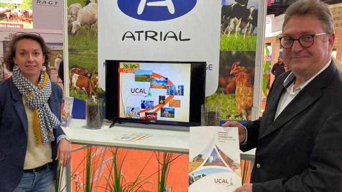 « Avec une capacité de 30 000 t de graines traitées par an, Ucal Protéines n’est pas seulement un projet industriel, mais aussi un projet sociétal », assure Pierre Desgoutte, président de Val’limagne.coop (Ucal), ici avec Delphine Blochet, chargée de communication, au Sommet de l’élevage 2021.